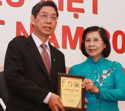 Nguyen Thi Thu Ha (R), Deputy Secretary of the HCMC Party Committee gives away the ‘Vietnam’s Most Favorite Brand Name Award’ to a representative of New World Hotel (Photo: SGGP) Nguyen Thi Thu Ha (R), Deputy Secretary of the HCMC Party Committee gives away the ‘Vietnam’s Most Favorite Brand Name Award’ to a representative of New World Hotel (Photo: SGGP)